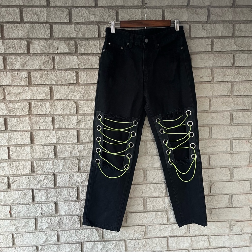 Carmar Black Denim Straight Legged Open Knee Jeans
Size 26